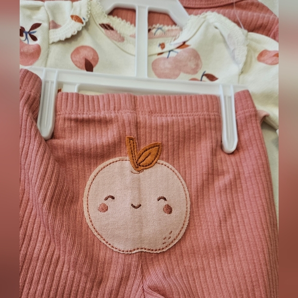 ✨️PRICE DROP✨️ NWT Baby 3-Piece Little Apple Character Set - Picture 2 of 2